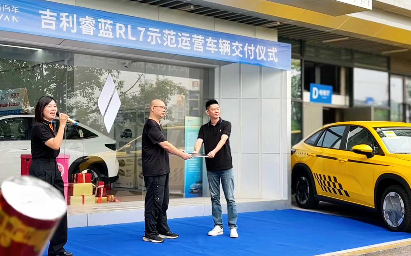 LIVAN RL7 fleet delivery ceremony